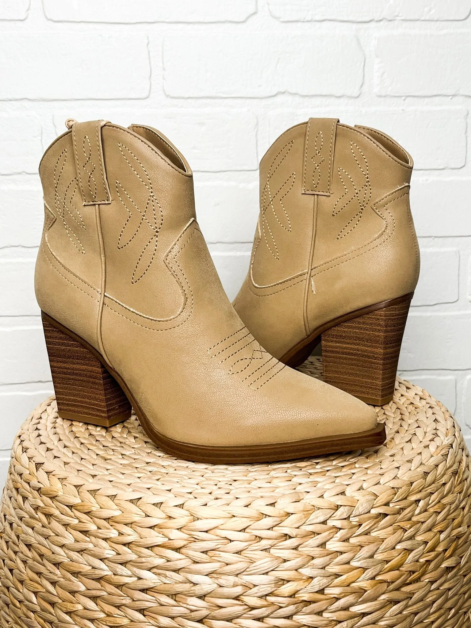 Sawyer ankle cowboy boots natural