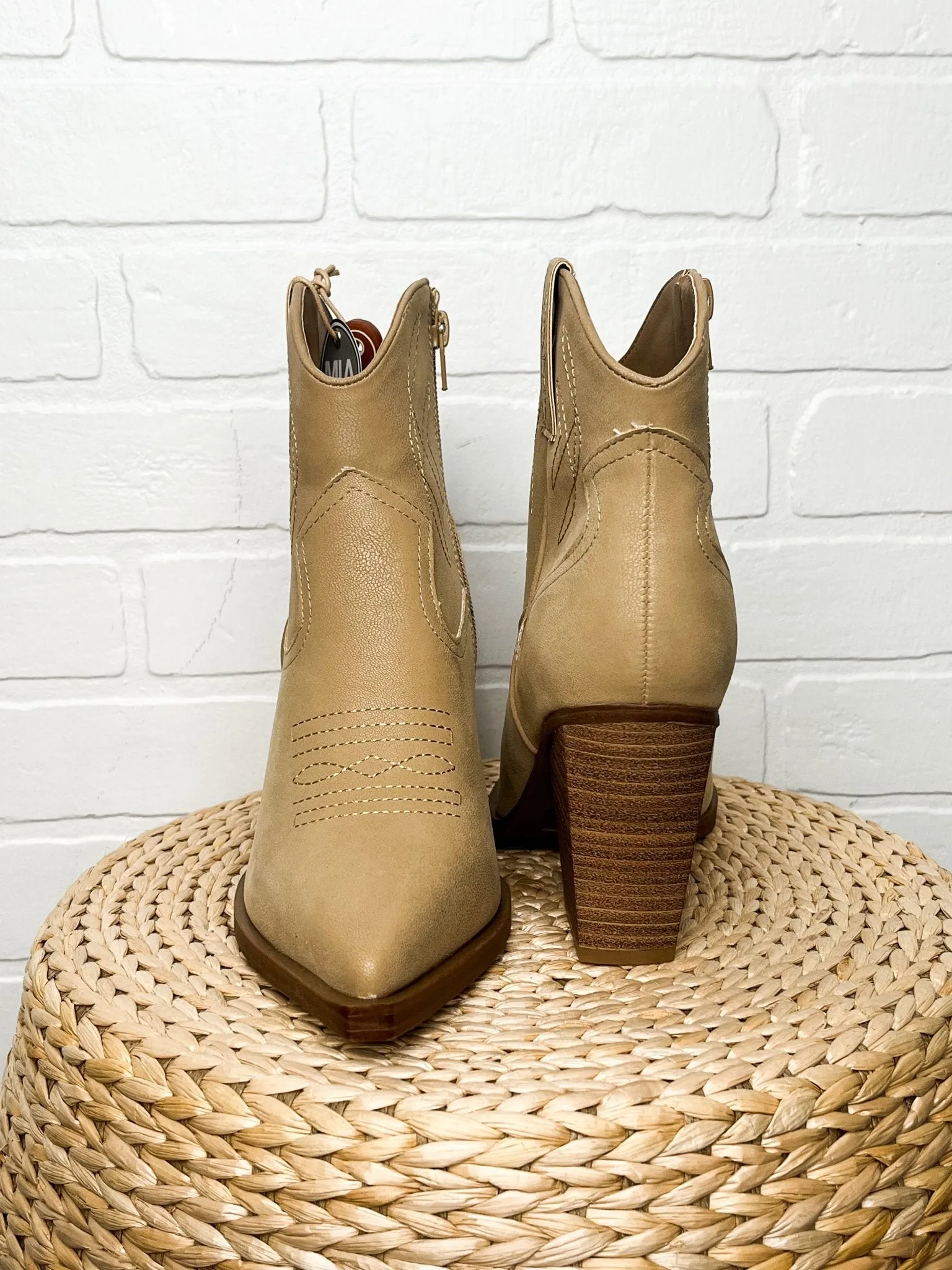 Sawyer ankle cowboy boots natural