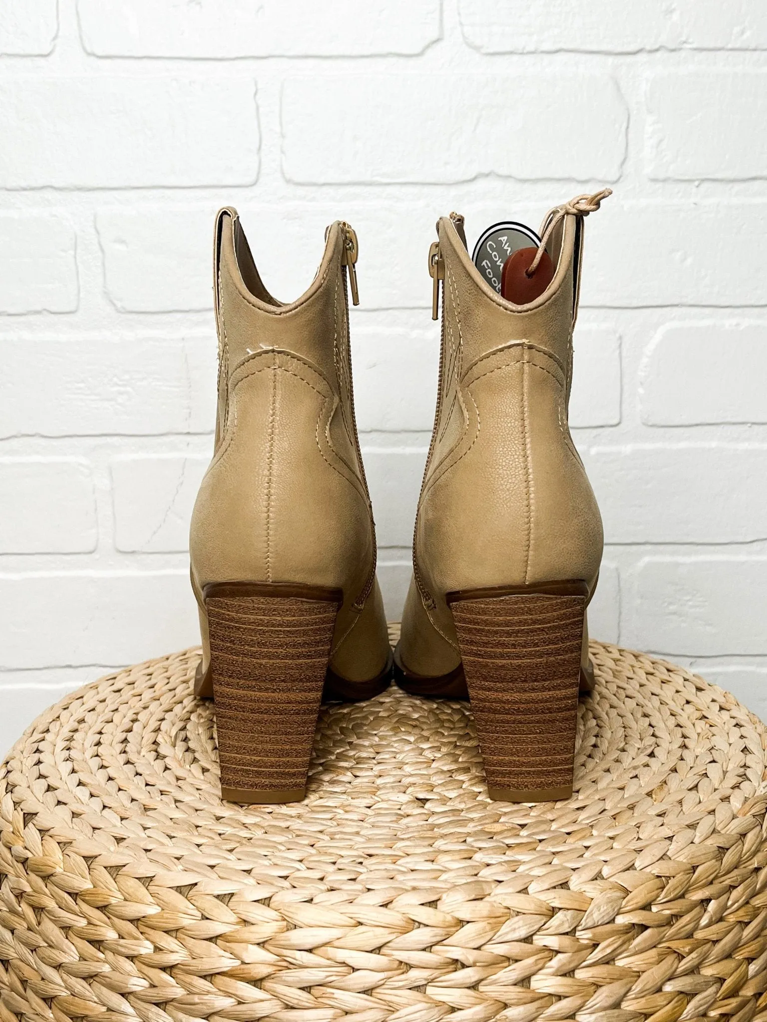 Sawyer ankle cowboy boots natural