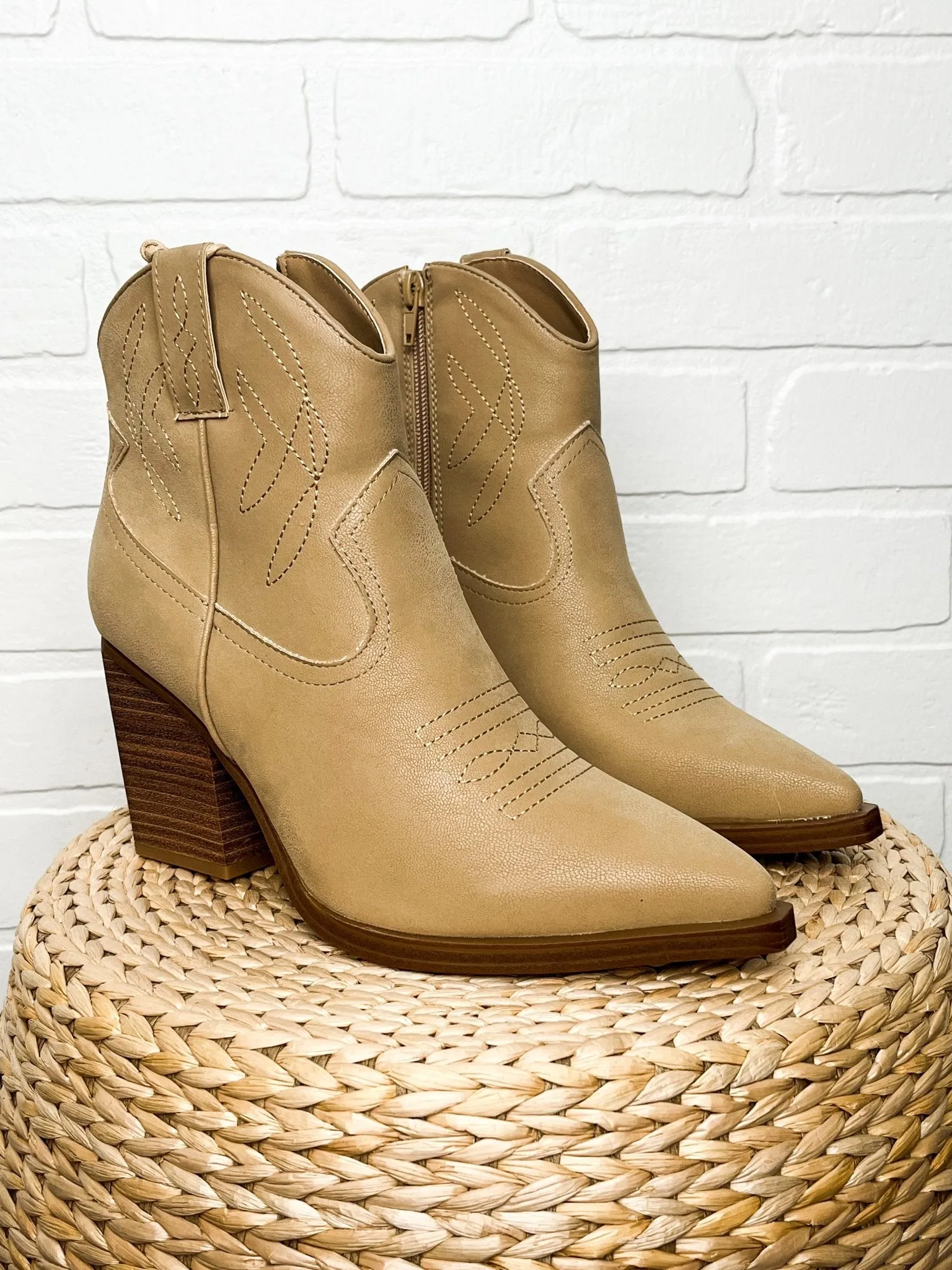 Sawyer ankle cowboy boots natural